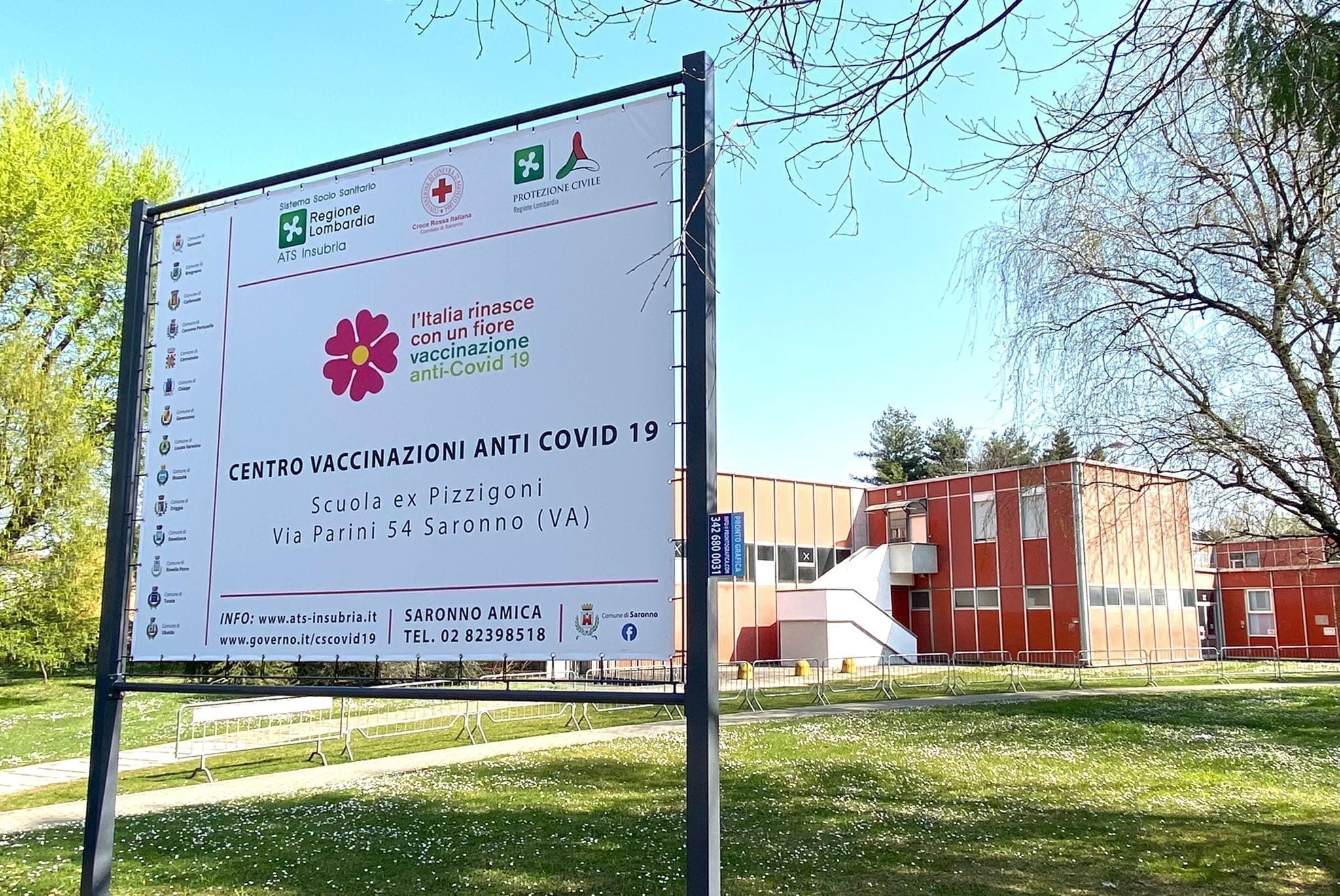Maxi cartellone con la primula… per il centro vaccinale di Saronno (in attesa di attivazione)