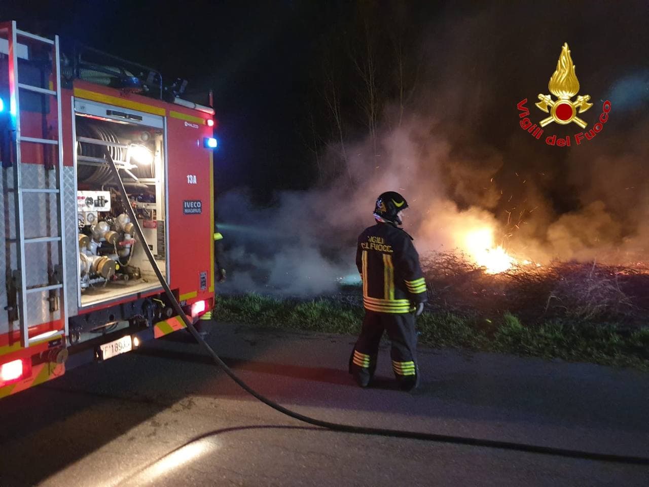 Incendio sterpaglie a Castiglione, intervengono i pompieri di Tradate