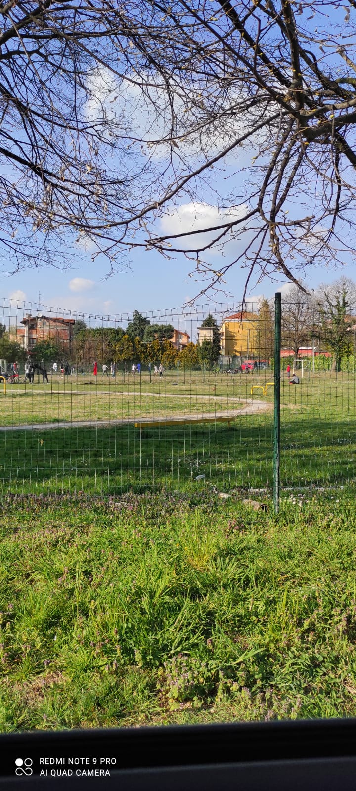 Saronno: partita a calcio “abusiva” al parchetto di via Petrarca