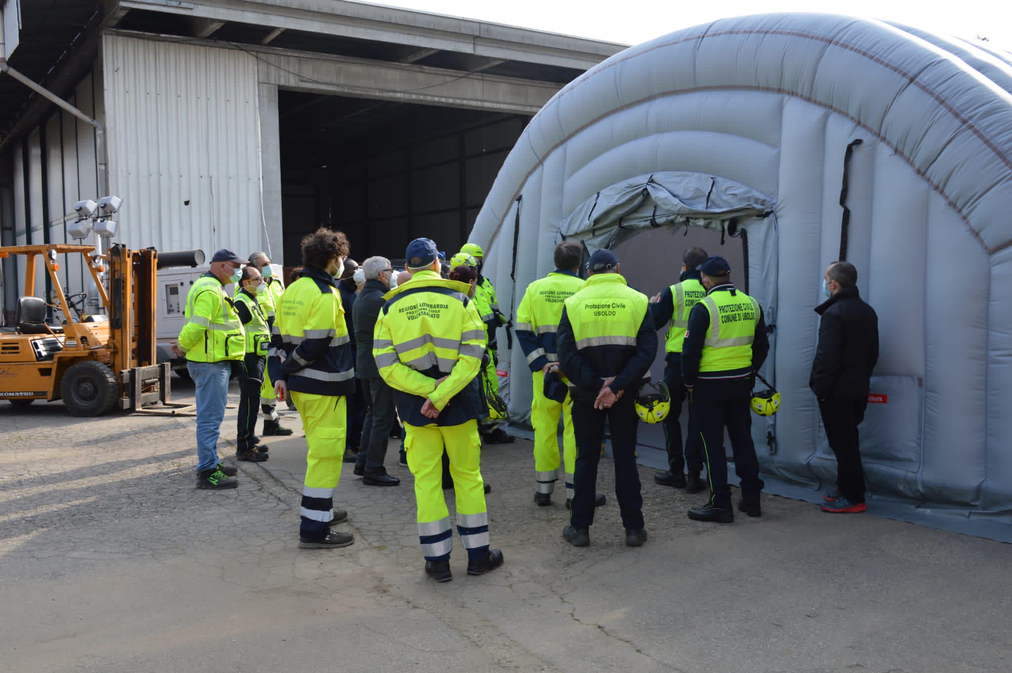 Protezione civile di Uboldo al corso per montaggio tenda pneumatica