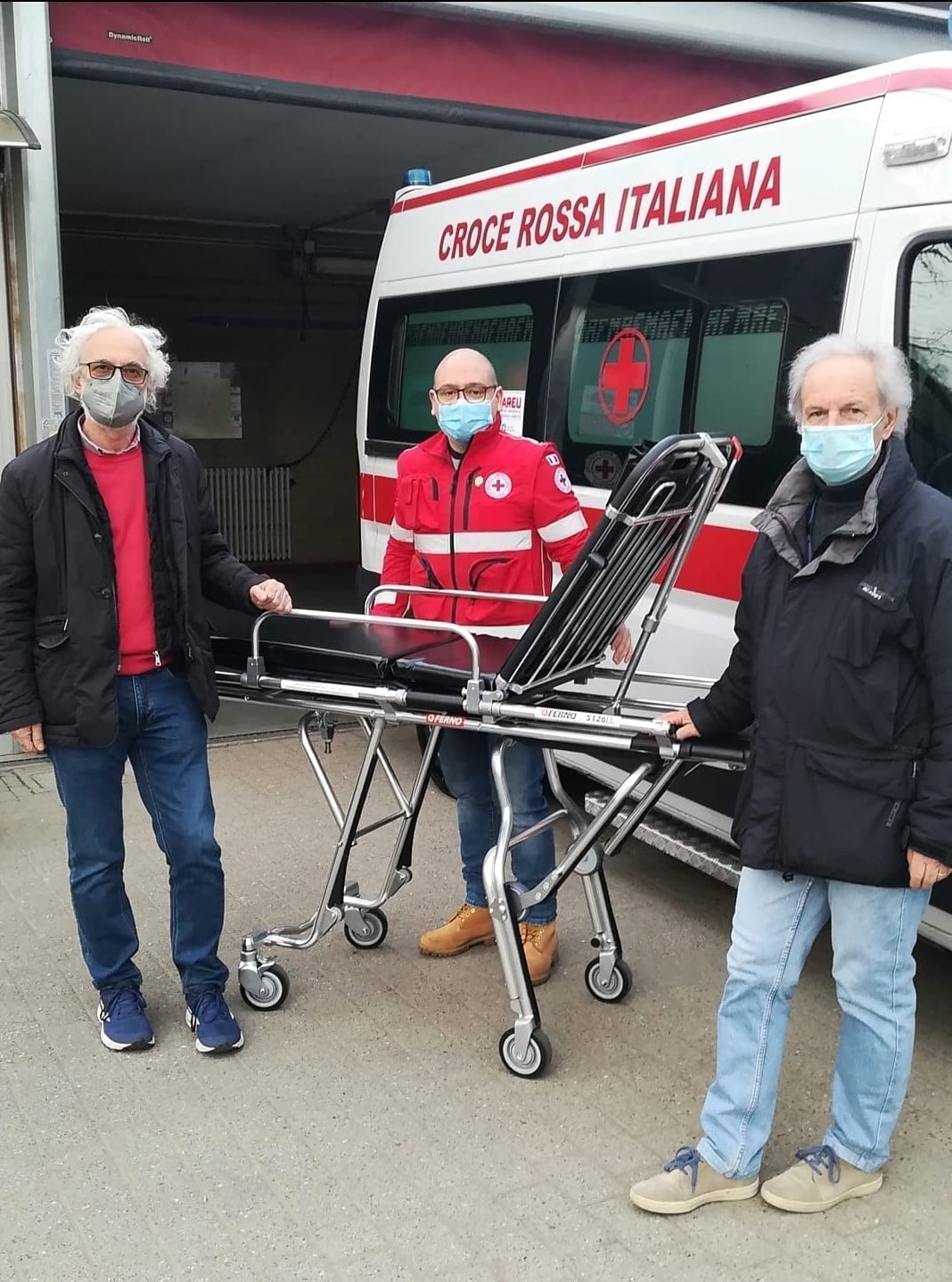 Da Saronno Point e Comitato per la salvaguardia dell’ospedale una barella d’avanguardia per la Croce Rossa