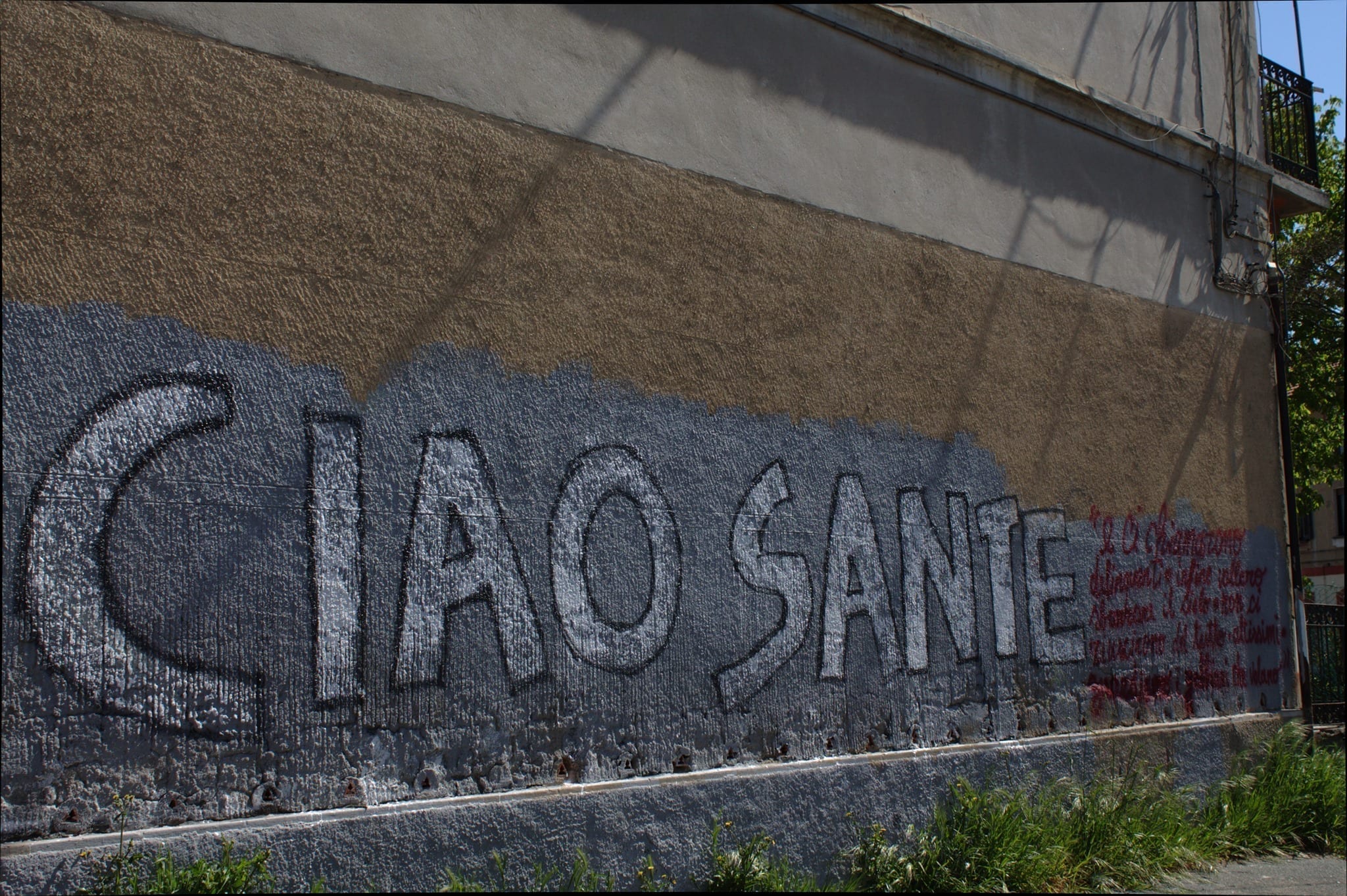 Piazza Saragat, maxi graffito di Adespota per il poeta bandito Notarnicola