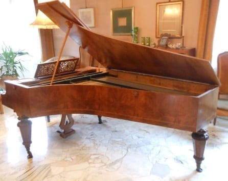 Un pianoforte Tomaschek donato della famiglia Pini a Cantastorie