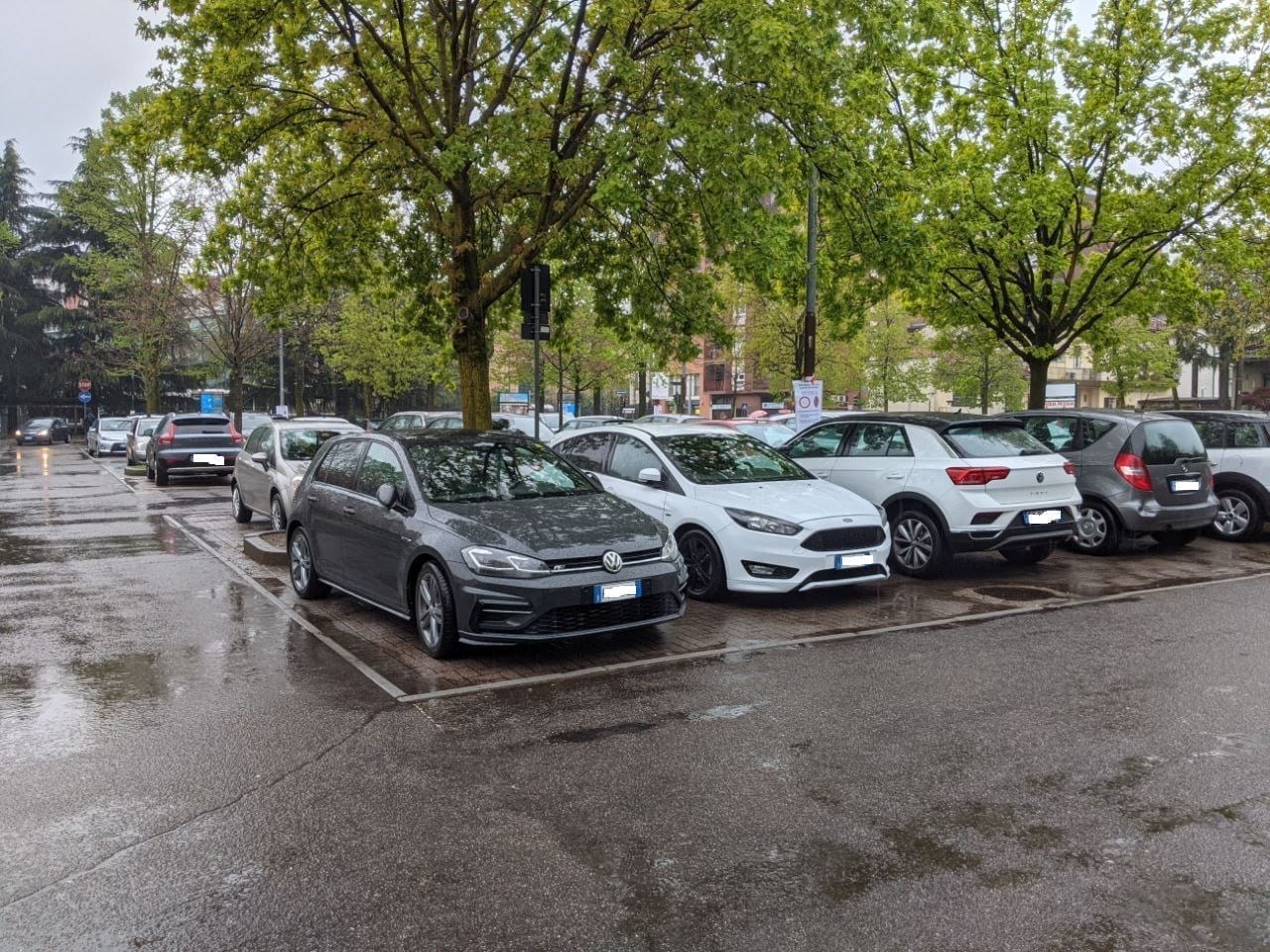 Saronno, il parcheggio e l’adiacente via Parini diventano zona disco: ecco le nuove regole