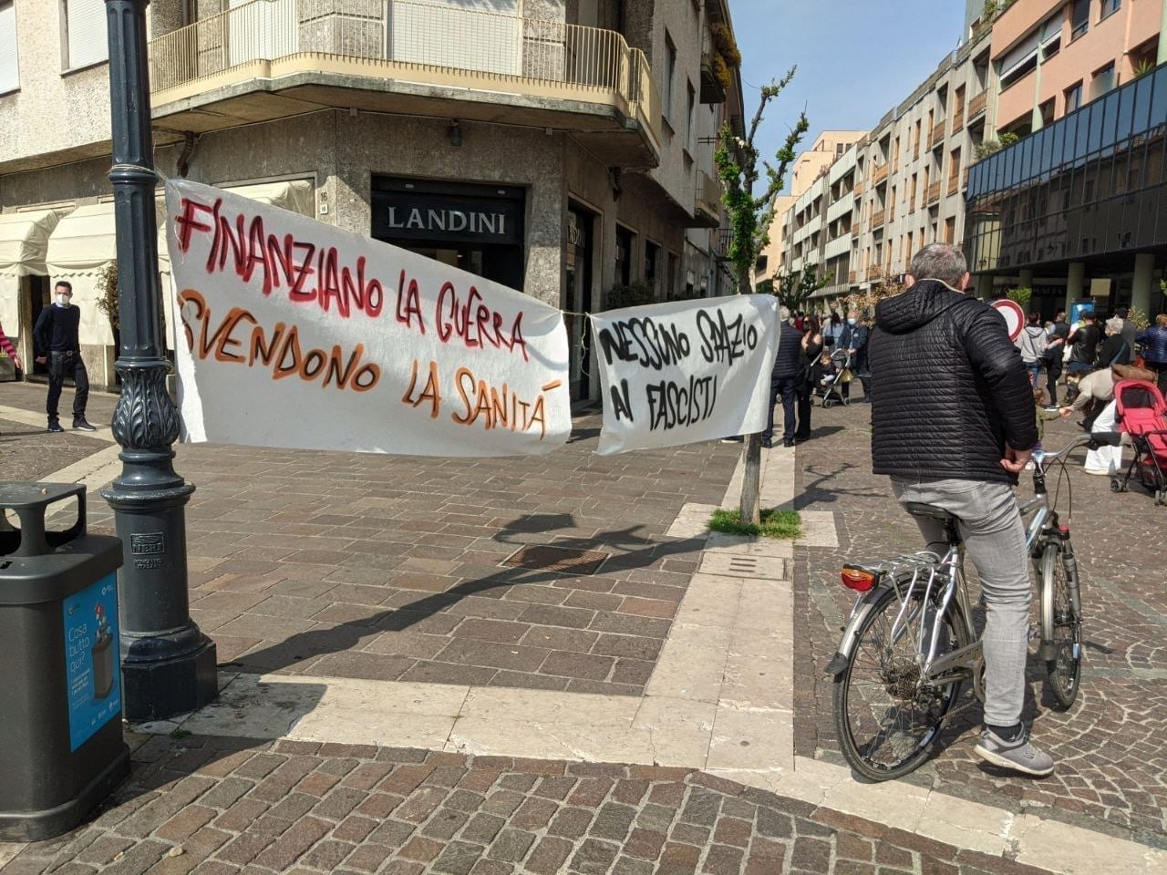 Saronno, oggi presidio anarchici in piazza Avis
