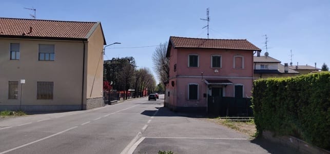 Scontro auto-moto in via Bainsizza, motociclista ferito a Saronno