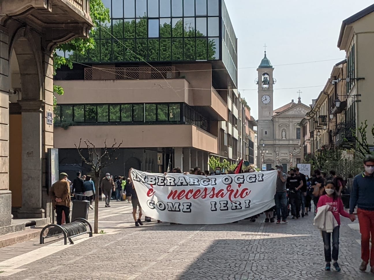 Assemblea antifascista: a Saronno il presidio del 25 aprile si trasforma in corteo