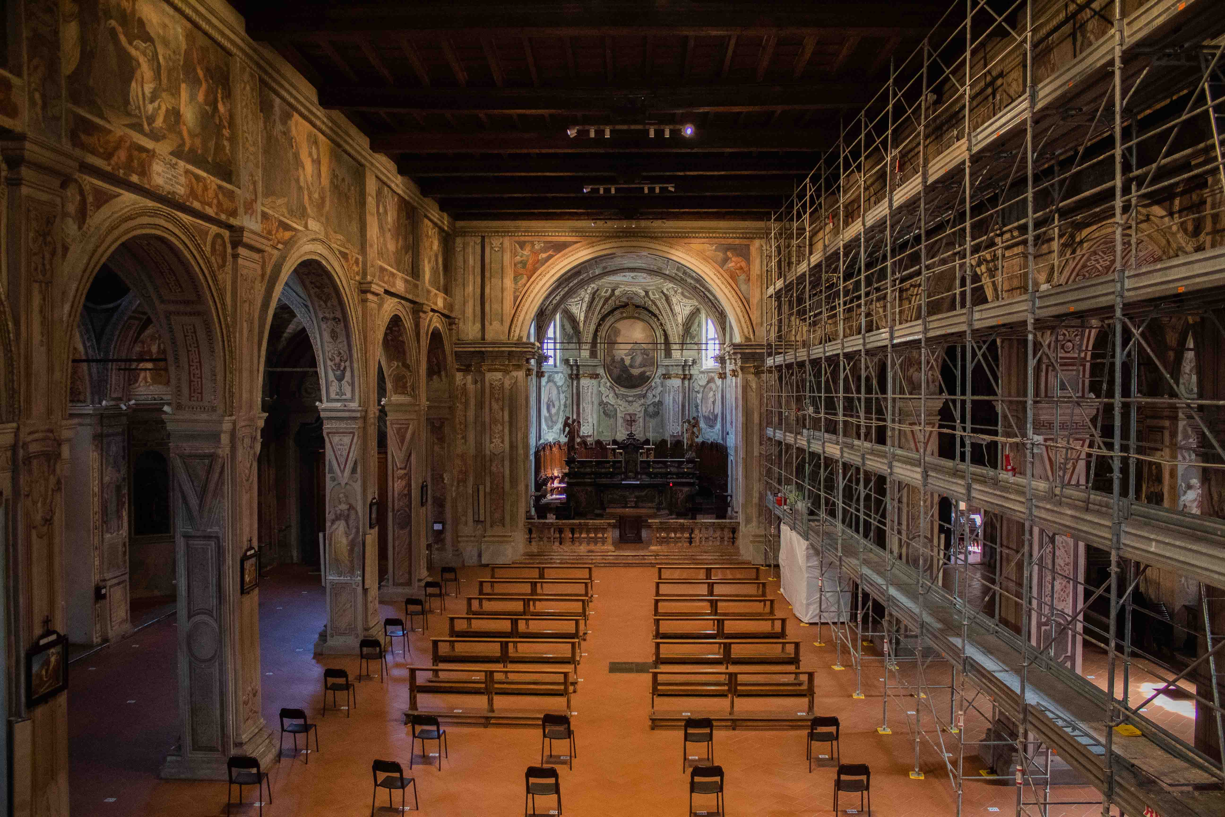 Nuovi ponteggi nella chiesa di San Francesco a Saronno: ripartito restauro affreschi