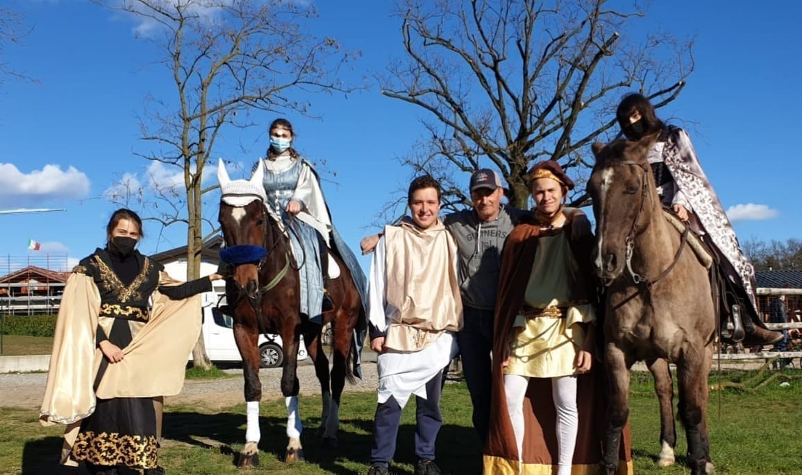 Elena e i cavalli a Cogliate: uscite in costume d’epoca per i bambini