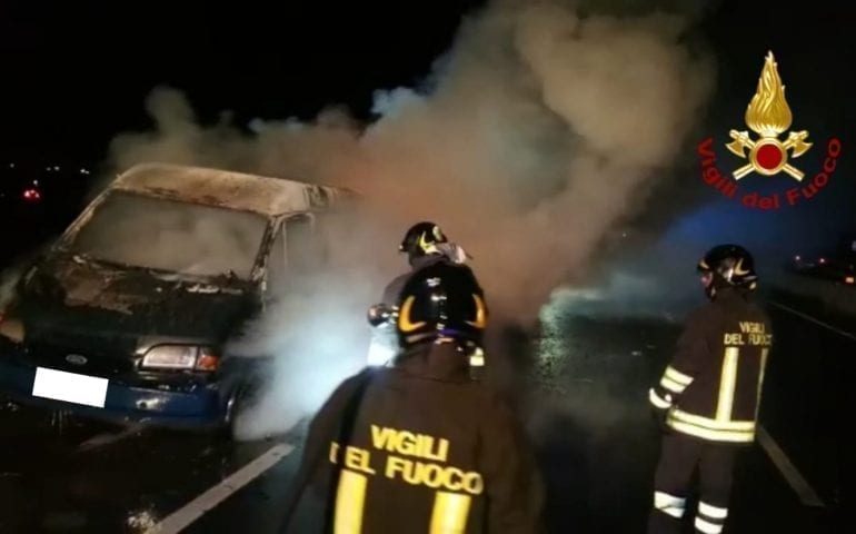 Incendio auto a Gorla, intervengono i pompieri di Tradate