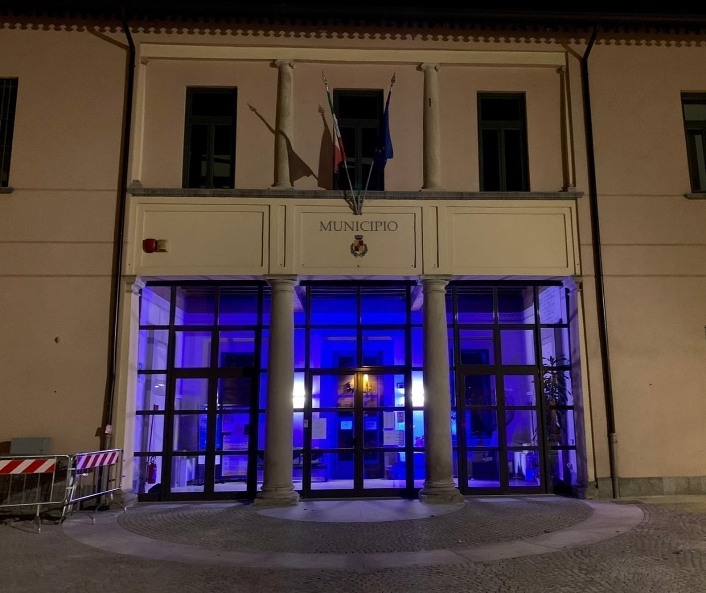 Giornata sull’autismo, il Municipio di Gerenzano si illumina di blu