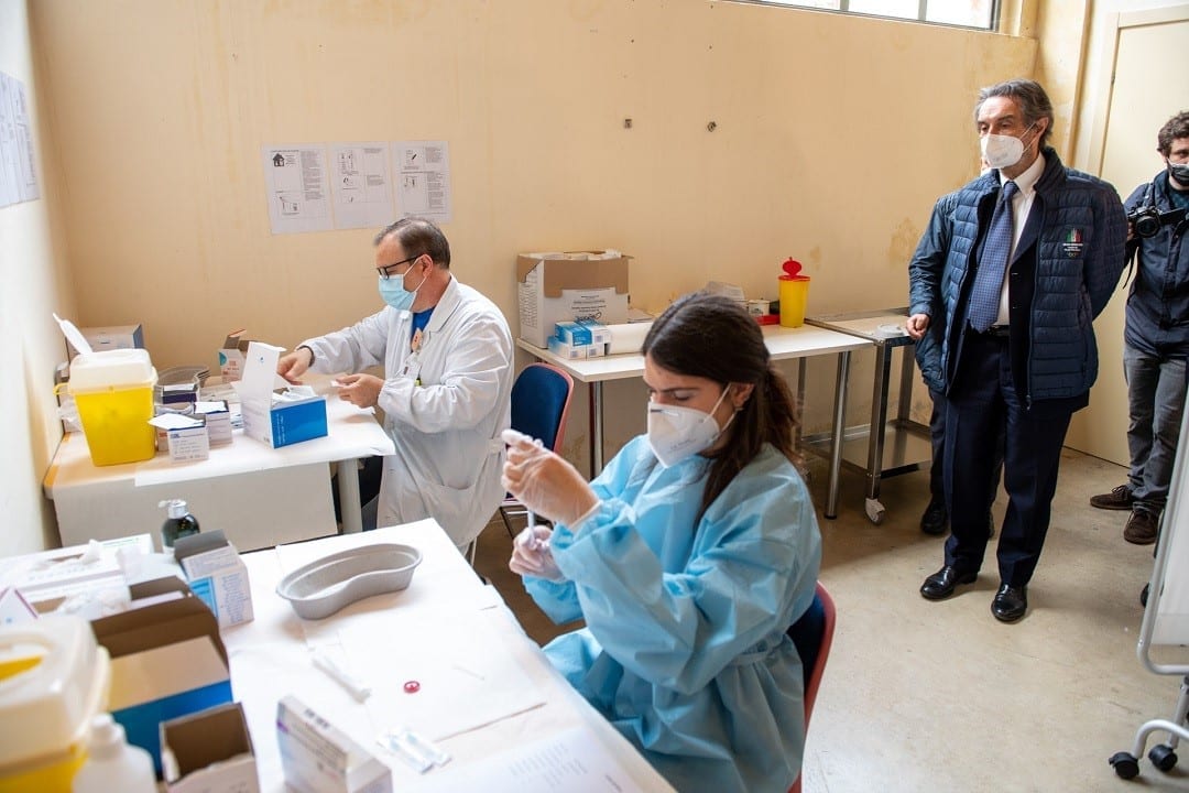 Vaccino anti covid e influenza, ecco il programma in Lombardia