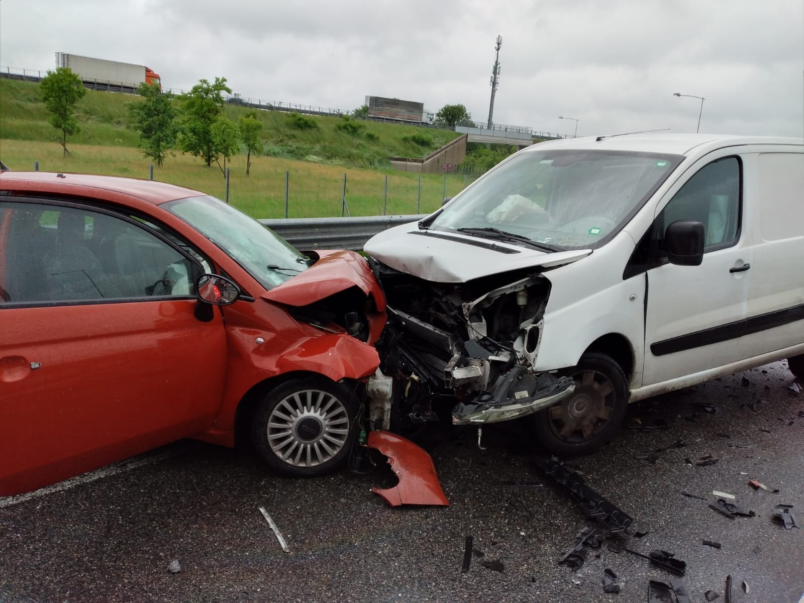 Fiat 500 contro Fiat Scudo a Uboldo: il bilancio dell’incidente in via per Origgio