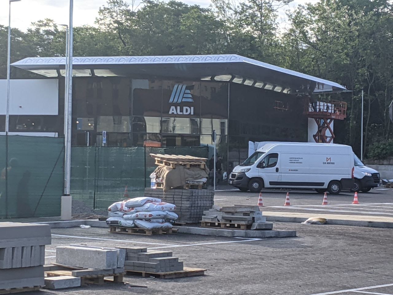 Saronno, nuovo supermercato Aldi in via Varese: c’è l’insegna e i parcheggi