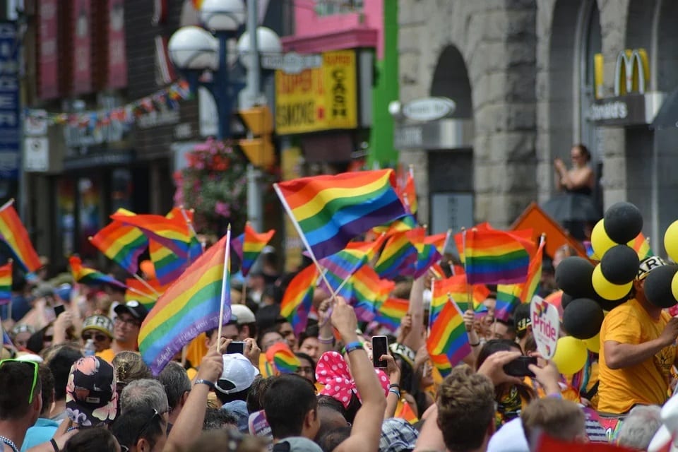 Saronno, domani bandiera arcobaleno su Villa Gianetti per la giornata contro l’omofobia