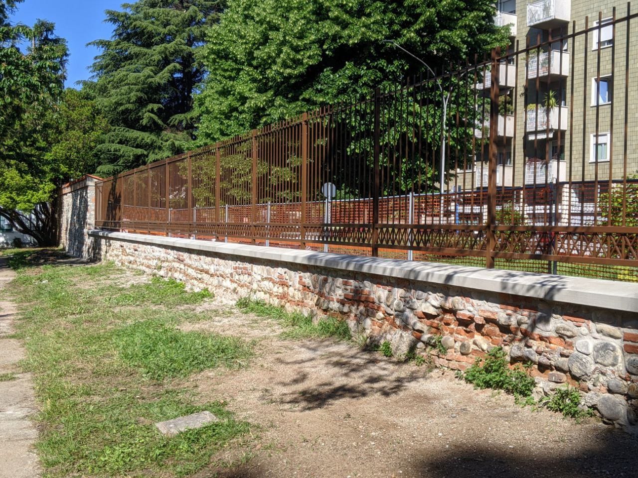 Parco De Rocchi, cantiere finito: cancellata posizionata, muro ricostruito con si faceva nell’Ottocento