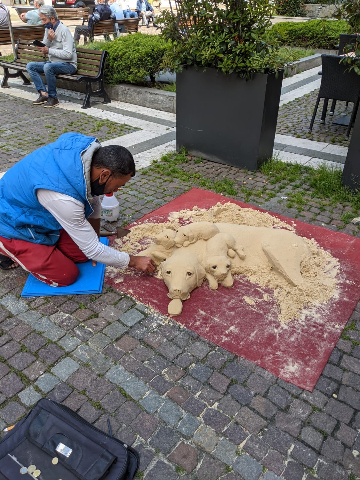 Saronno, allontanato l’artista della sabbia dal centro: l’amarezza dei commercianti