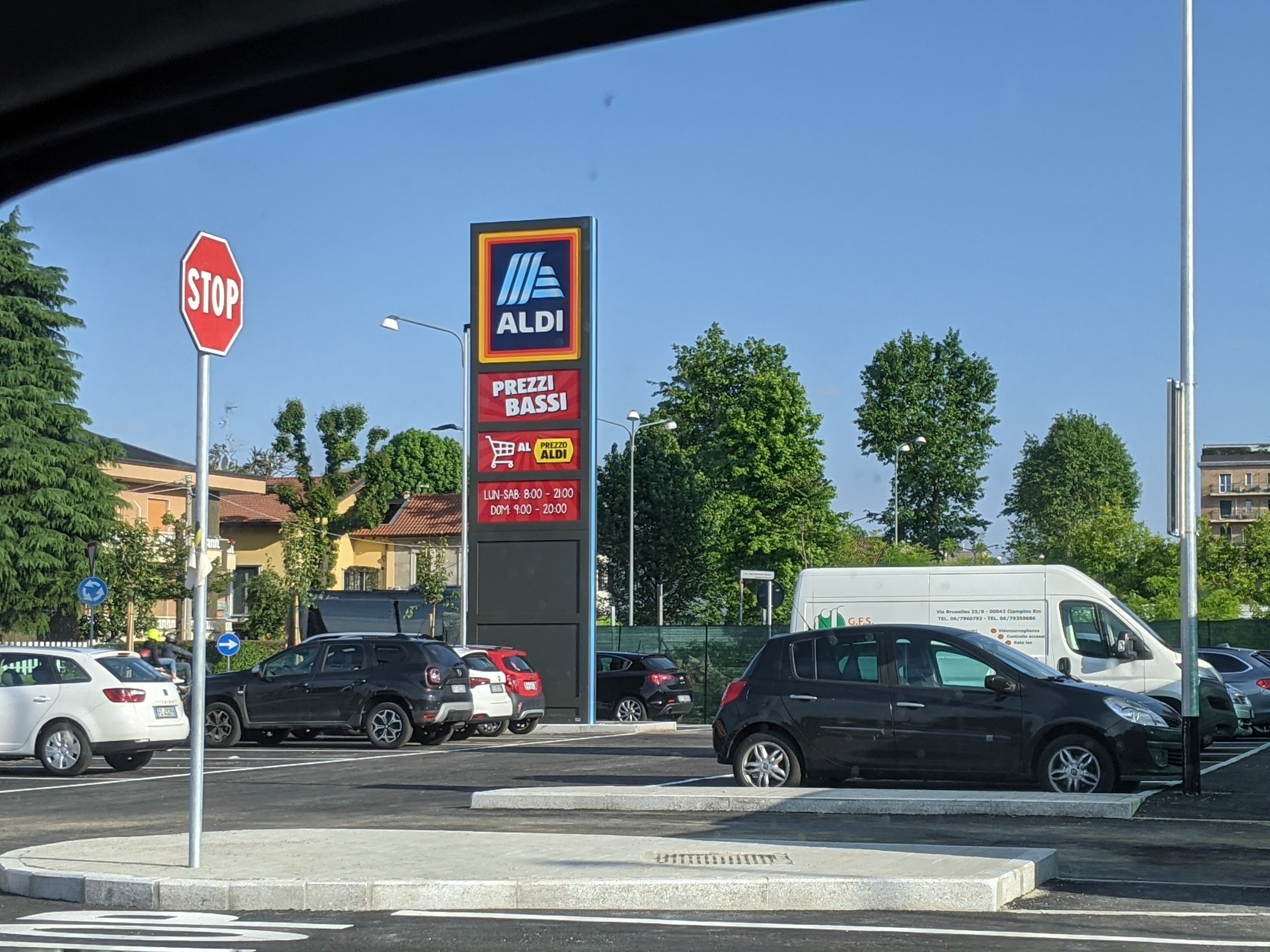 Saronno, addio sosta no stop: il parcheggio del supermercato Aldi diventa zona disco da 90 minuti