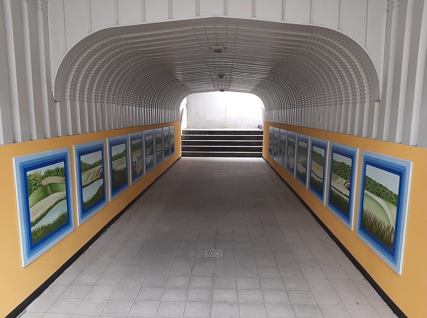 Lomazzo, il sottopasso della stazione Fnm si fa bello coi pannelli dei liceali