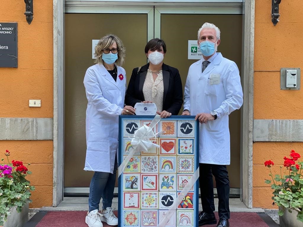 Villaggio amico dona mattonella artistica all’ospedale di Saronno