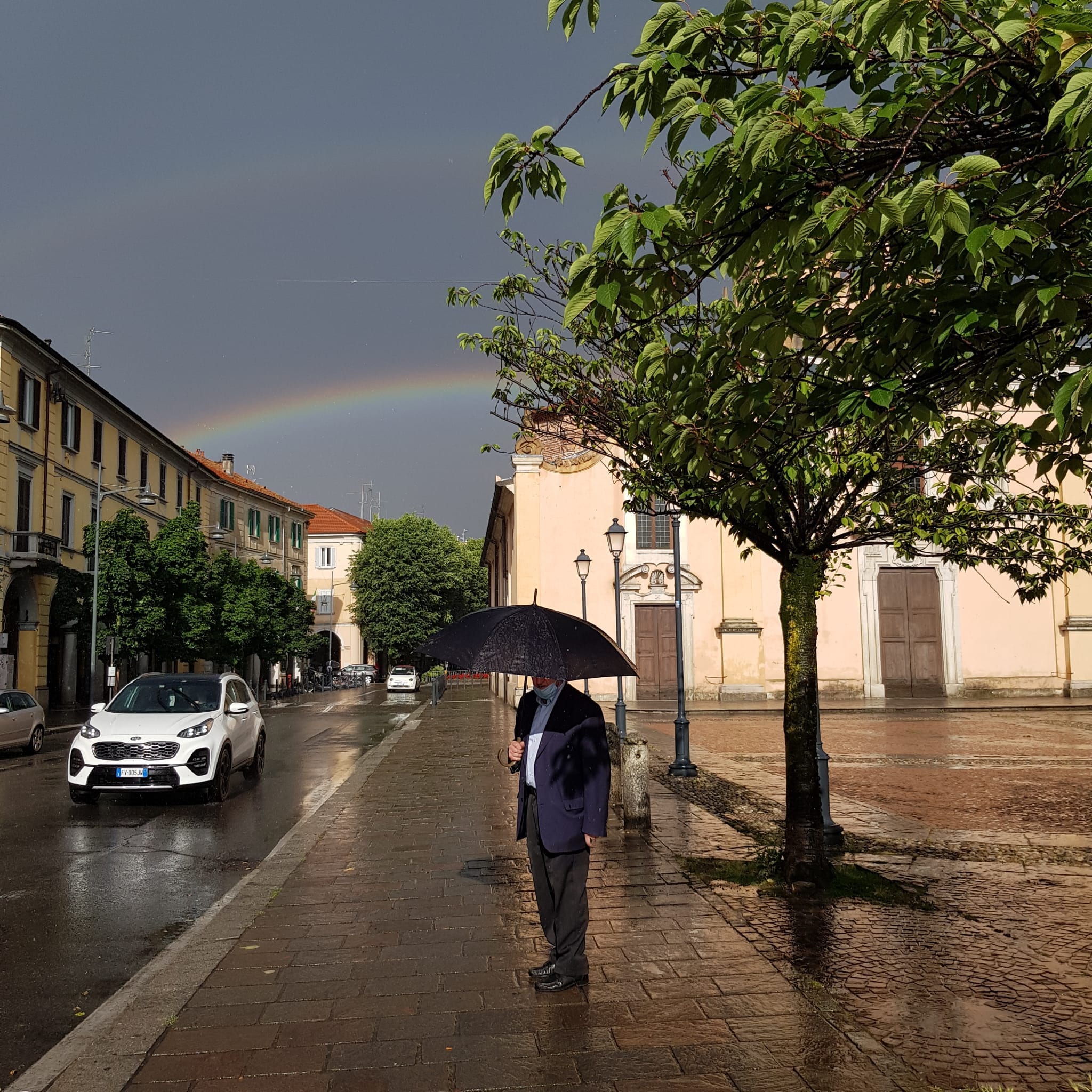 Maltempo, troppo bello l’arcobaleno in centro a Saronno. Il meteo di oggi