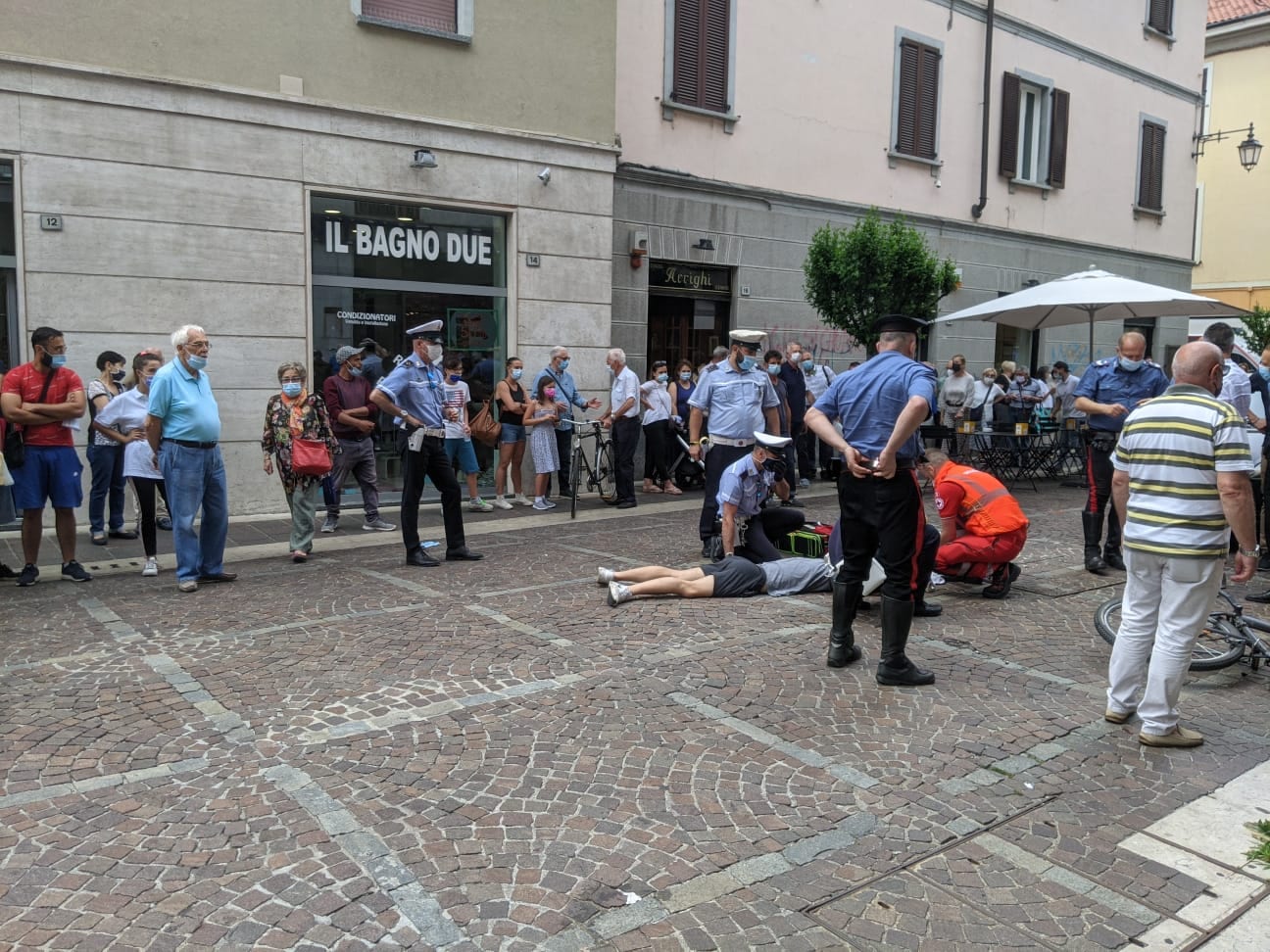 Esagitato col coltello in corso Italia a Saronno: bloccato da un cittadino