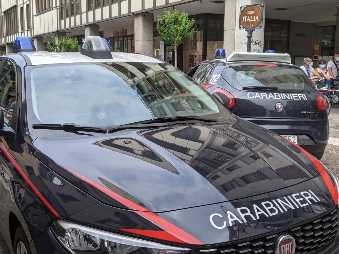 Saronno, dà in escandescenza e rompe gli specchietti delle auto: fermato dai carabinieri