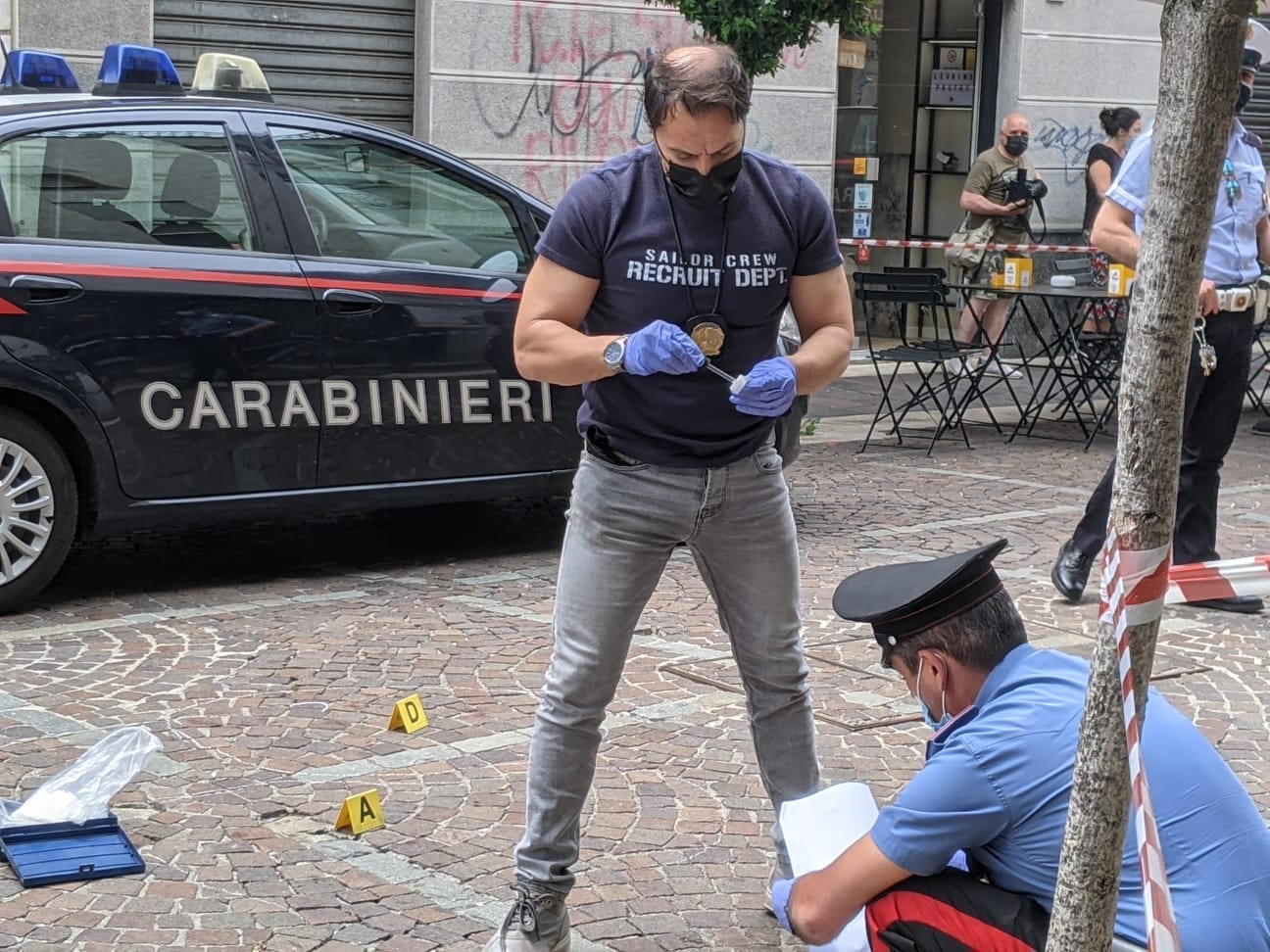 Brianza, tentato omicidio: carabinieri fuori servizio bloccano aggressione con coltello in strada