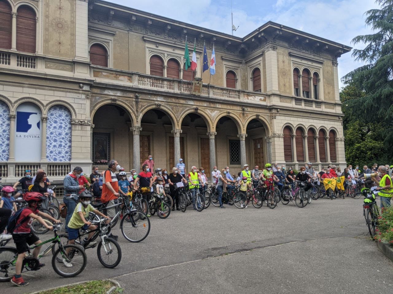 Tanti, tanti (ma proprio tanti) saronnesi in sella per il Bike Italia Day