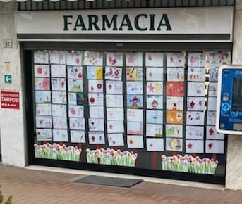 Avis Uboldo, staffetta di 100 disegni degli alunni di quinta elementare nella vetrina della farmacia