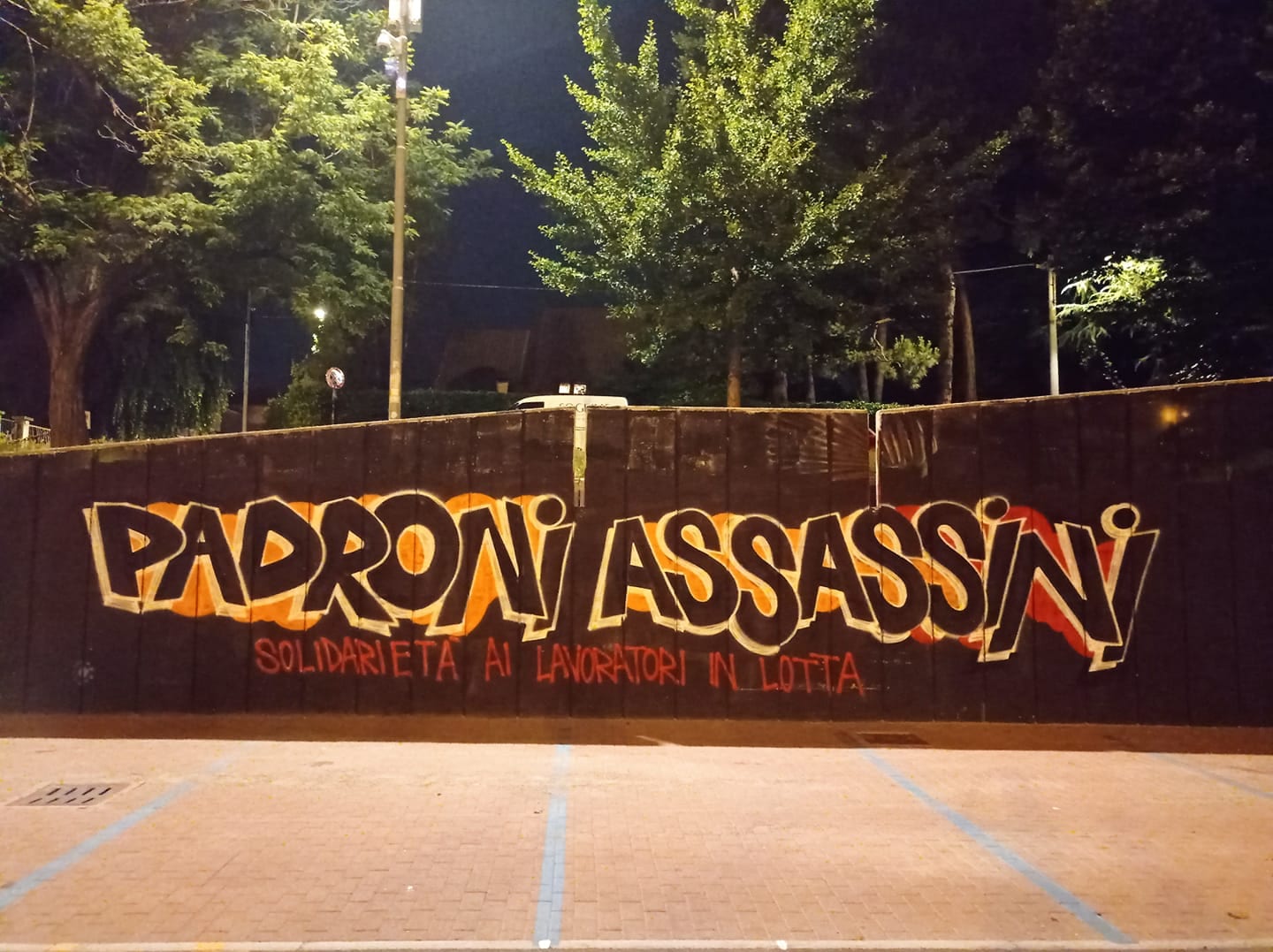 Nuovo graffito anarchico in piazza dei Mercati: “Padroni assassini”