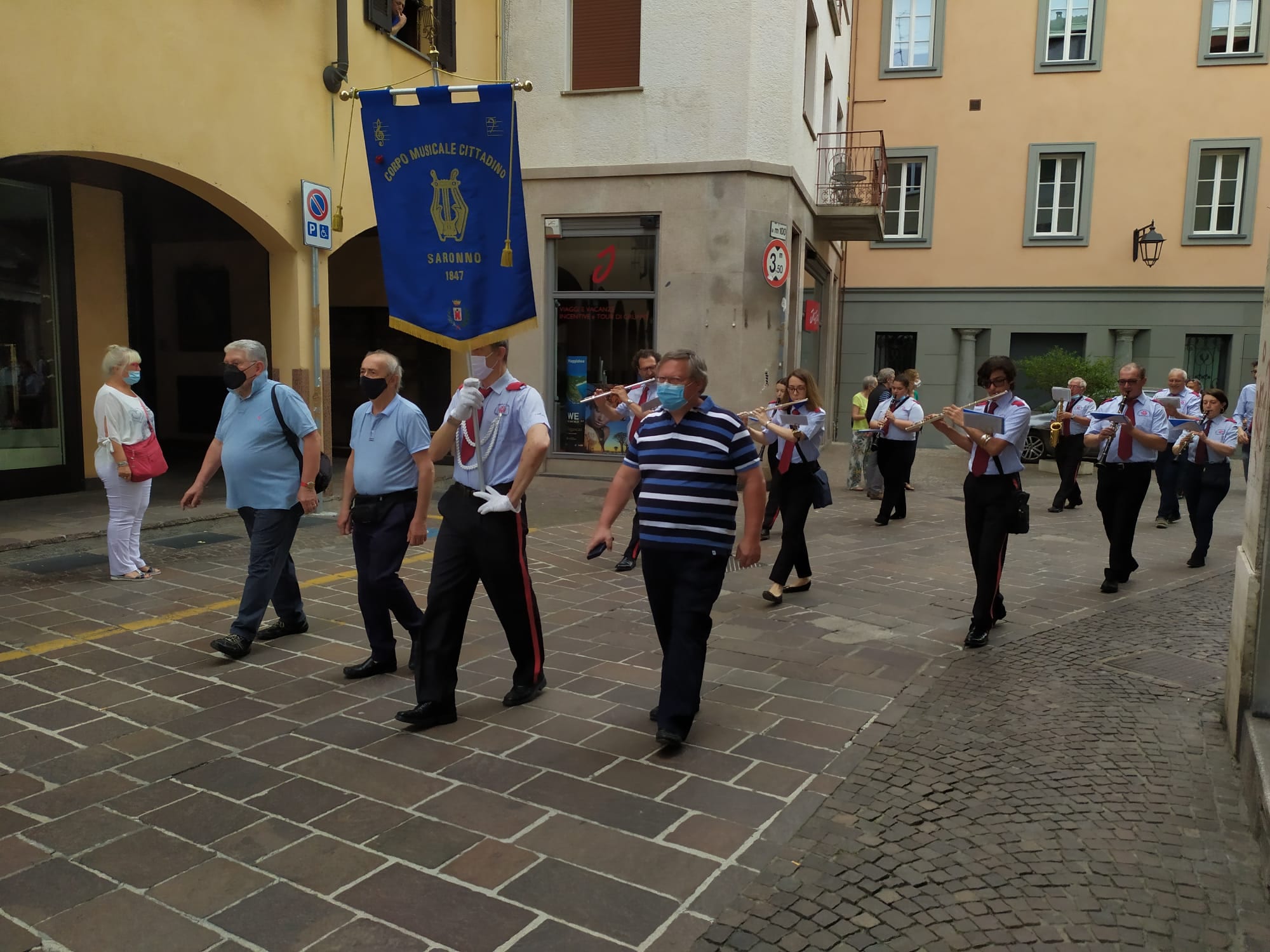 Sorpresa a Saronno: tour della banda nel centro storico