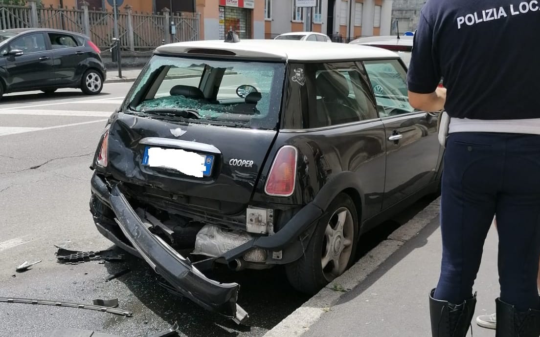 Per evitare una bici, finisce contro un auto in sosta: incidente in via Volonterio