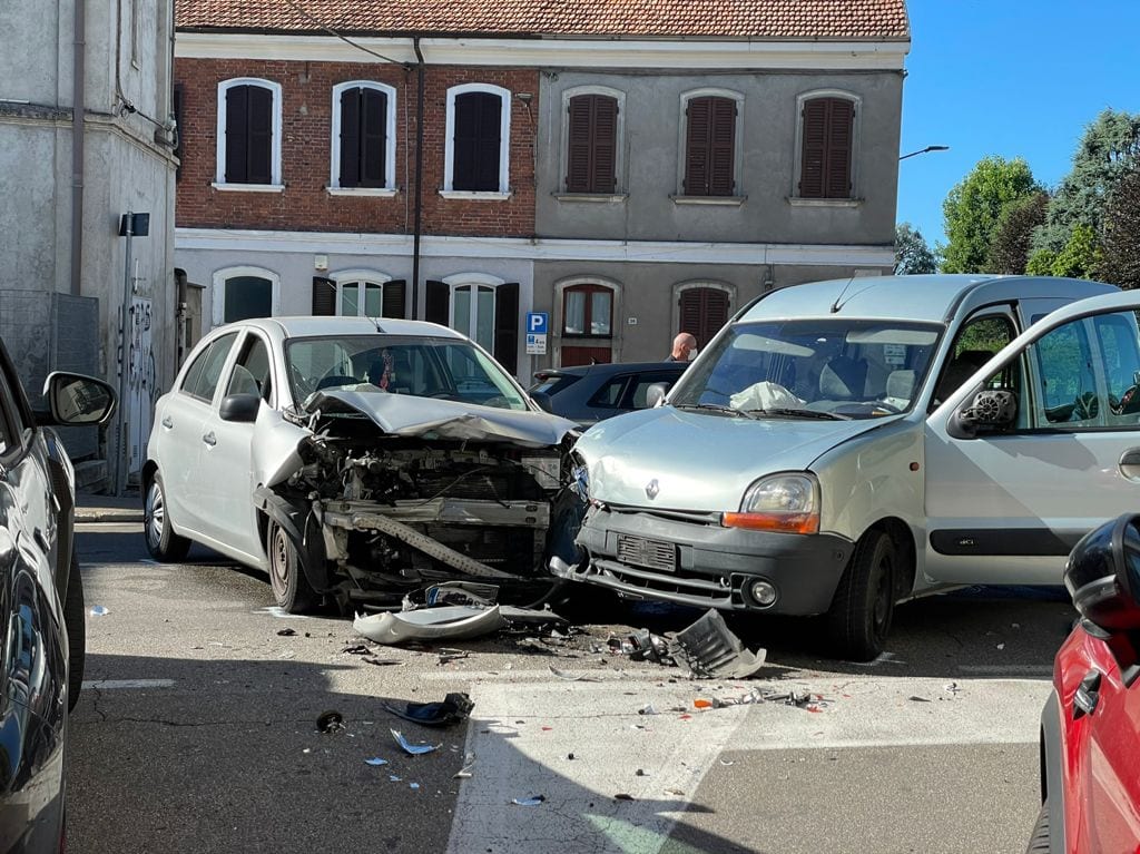 Saronno, scontro all’incrocio di via Novara: due ambulanze sul posto
