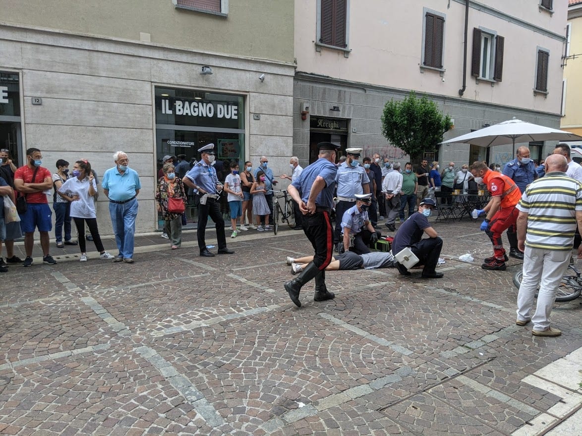 Esagitato con coltello in corso Italia: arrestato per tentata rapina. Hashish nello zainetto