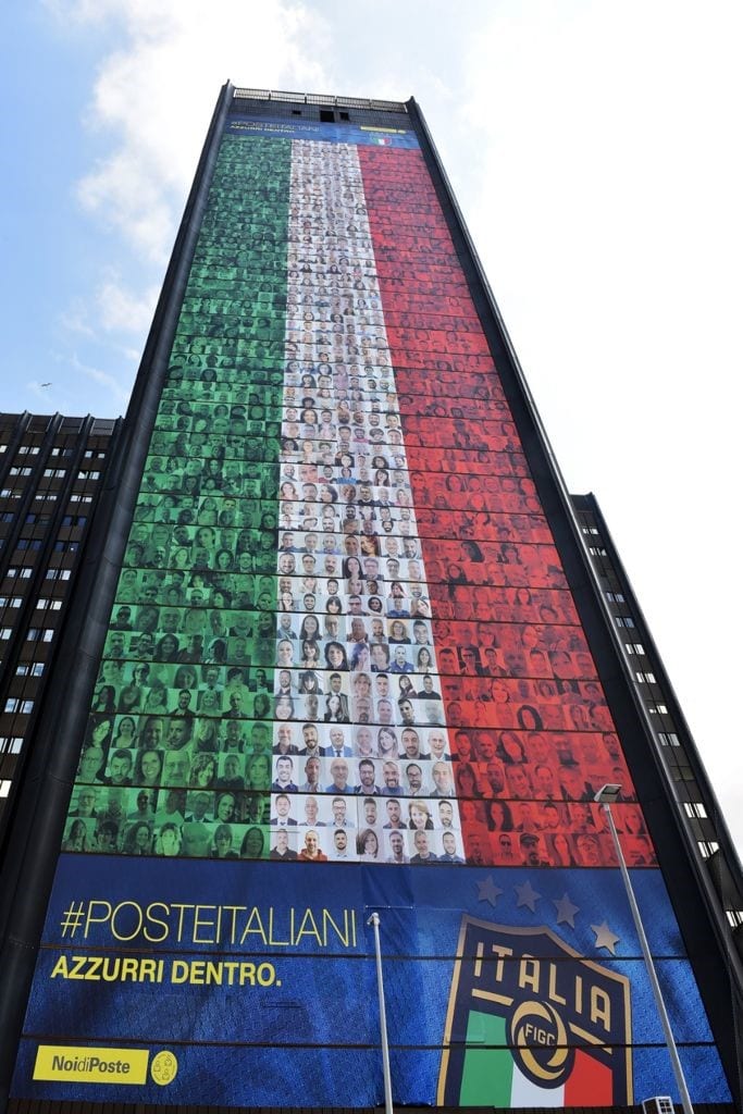 Poste: il volto di 13 dipendenti (di Saronno e Varesotto) sulla bandiera di 60 metri per tifare Italia