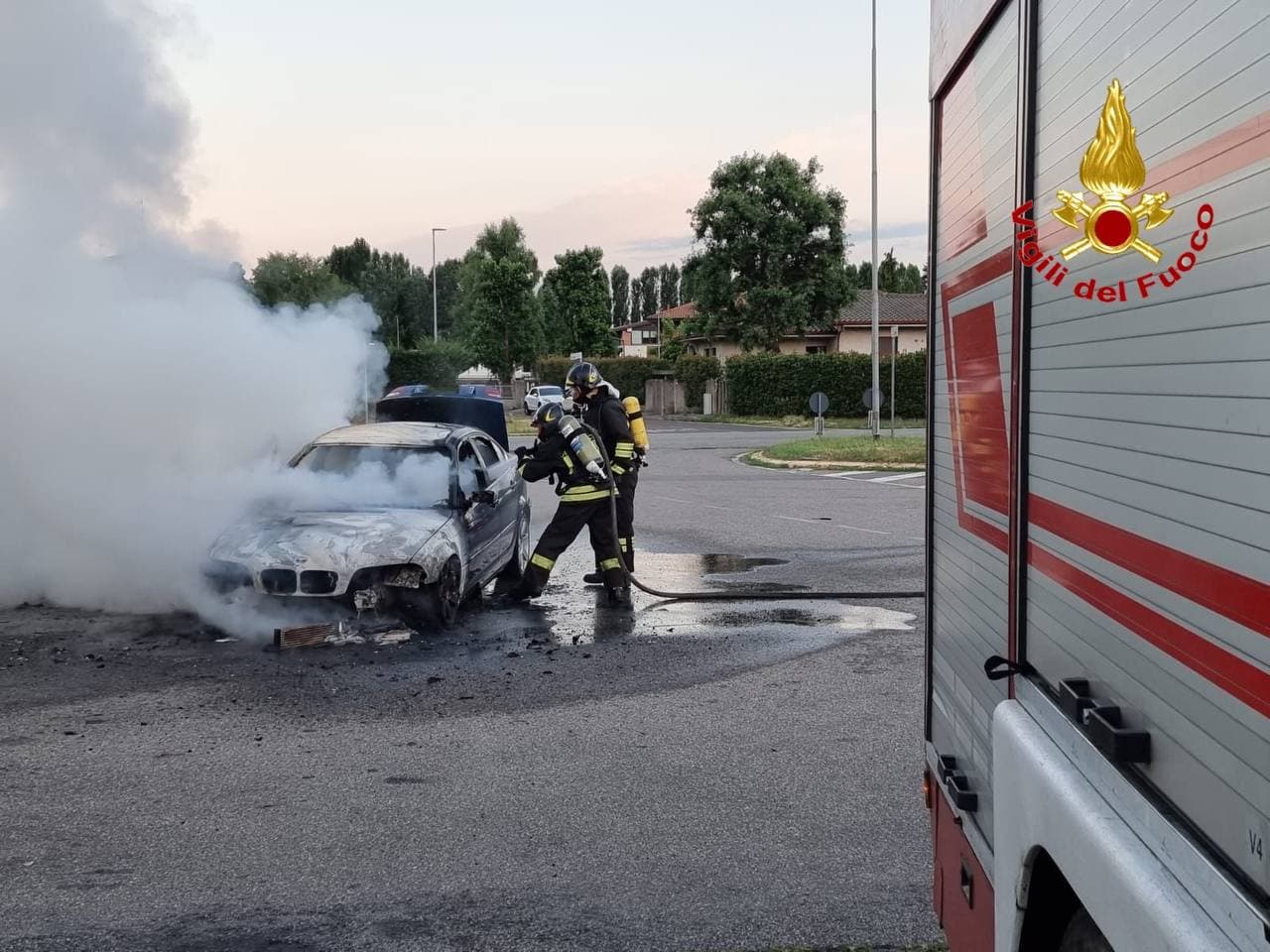 Incendio auto: Bmw carbonizzata, conducente salvo