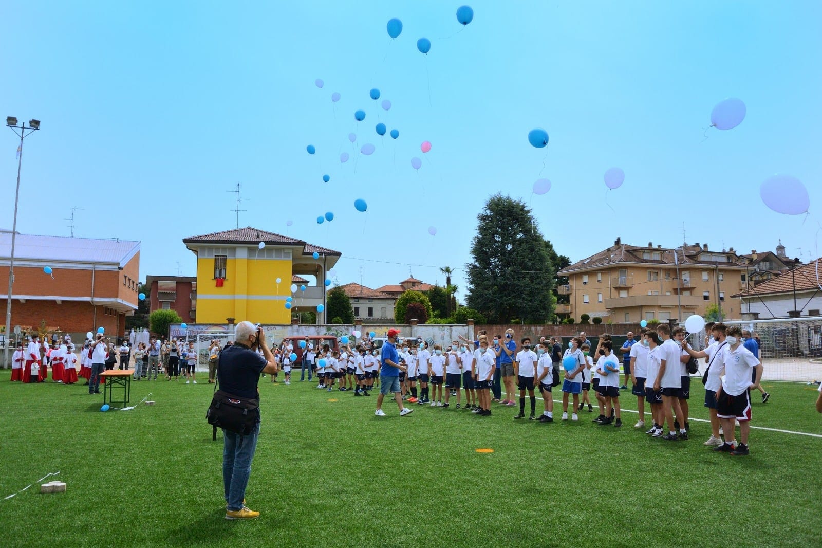 Festa e lancio palloncini a Cogliate per il compleanno dell’oratorio