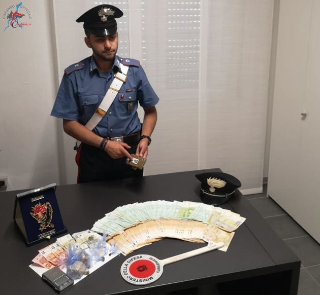 Ventimila euro in contanti nel cassetto: un arresto per spaccio nel comasco