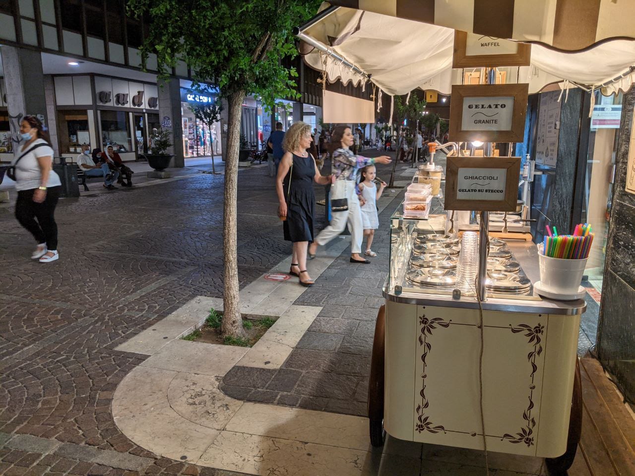 Negozi aperti la sera a Saronno: il giovedì inizia a ingranare