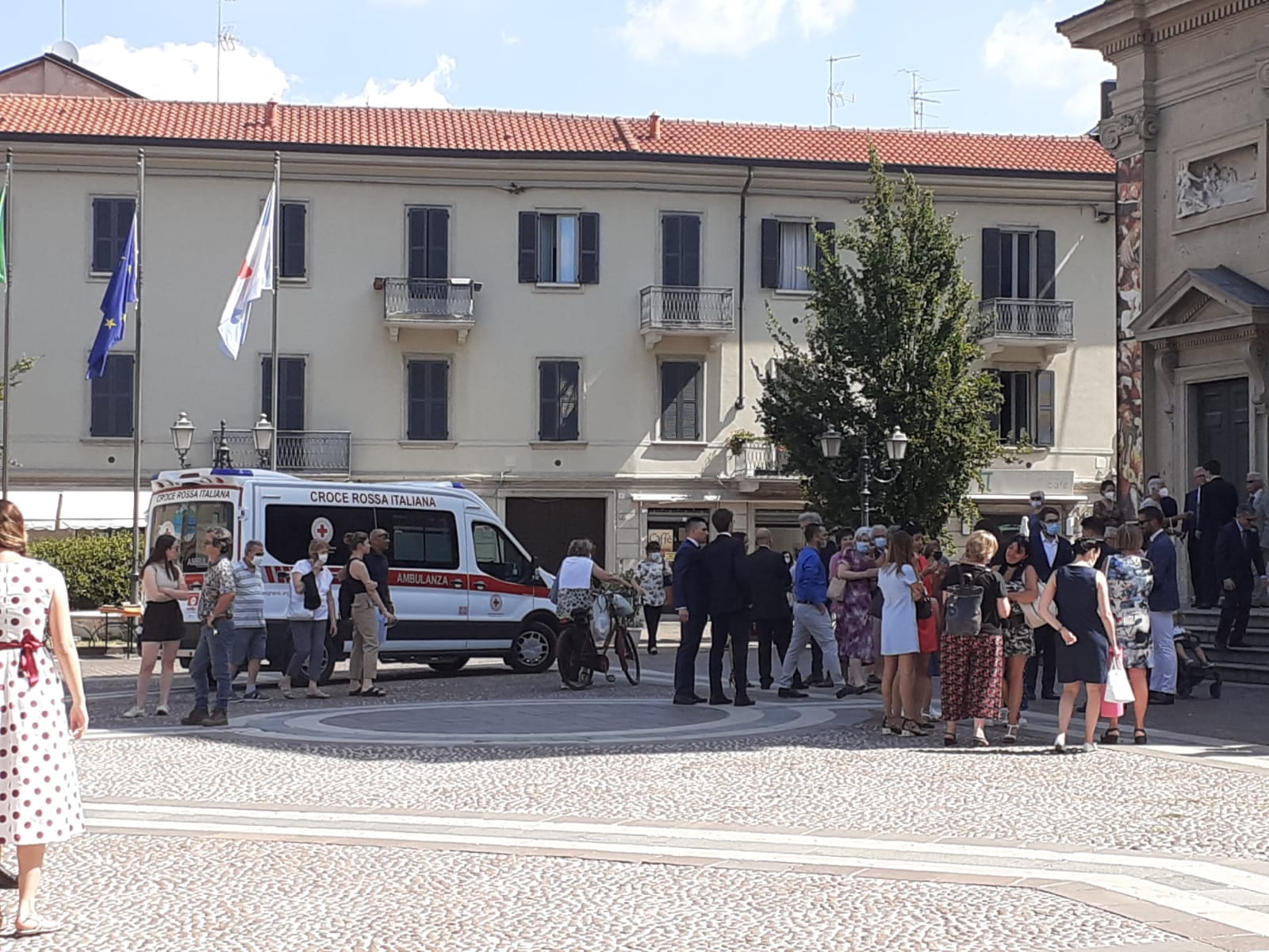 Matrimonio… con ambulanza in centro a Saronno
