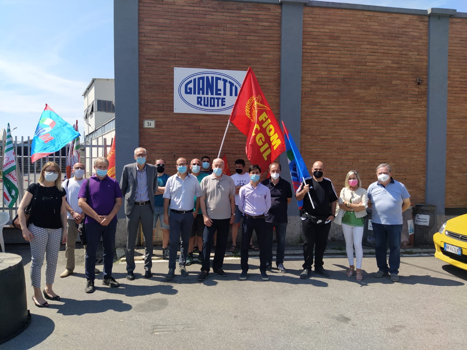 Chiusura Gianetti: amministratori locali (coi sindaci di Saronno e Caronno) al presidio dei lavoratori