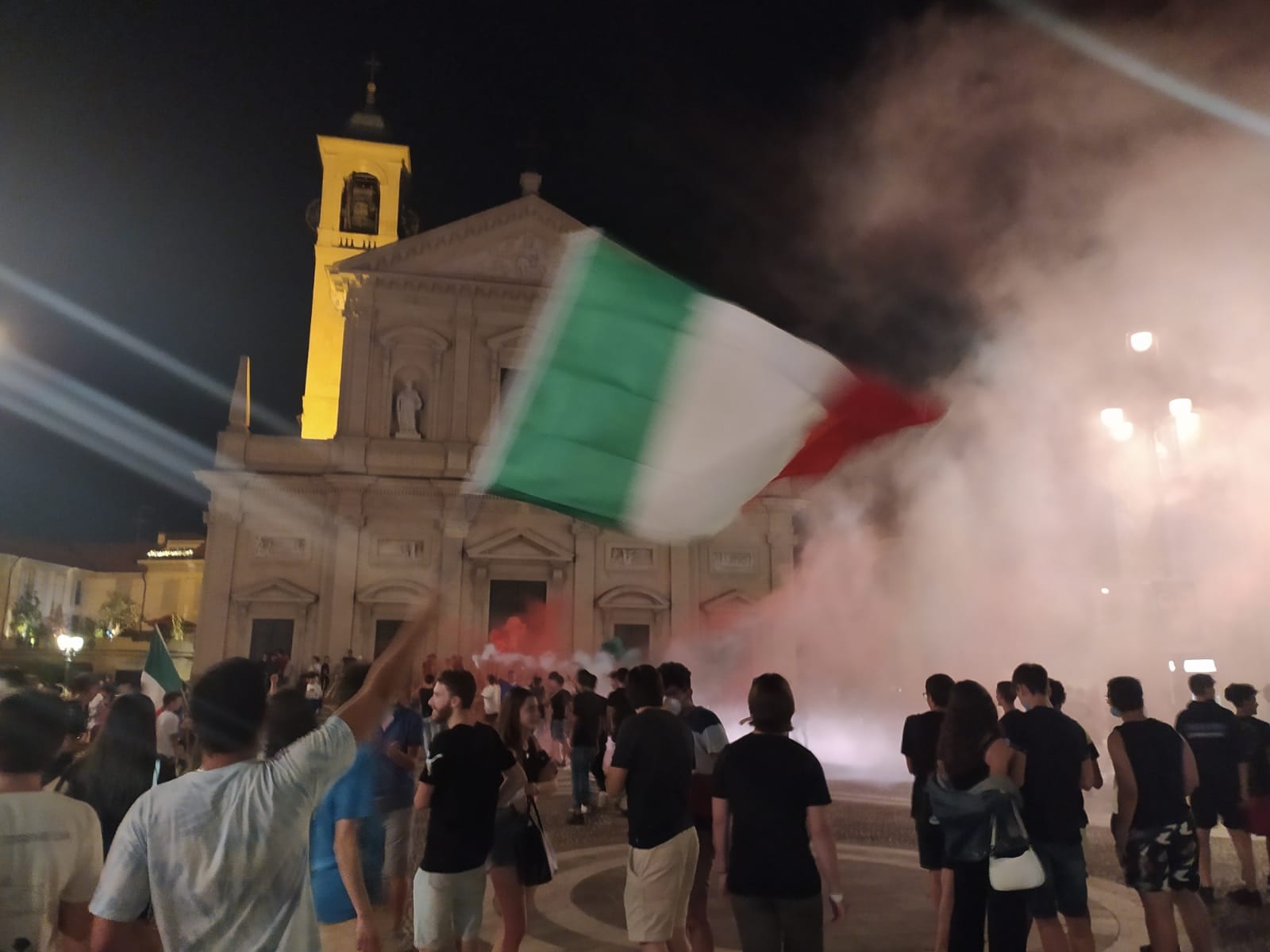 Festa anche a Saronno: la vittoria dell’Italia riempie piazza Libertà