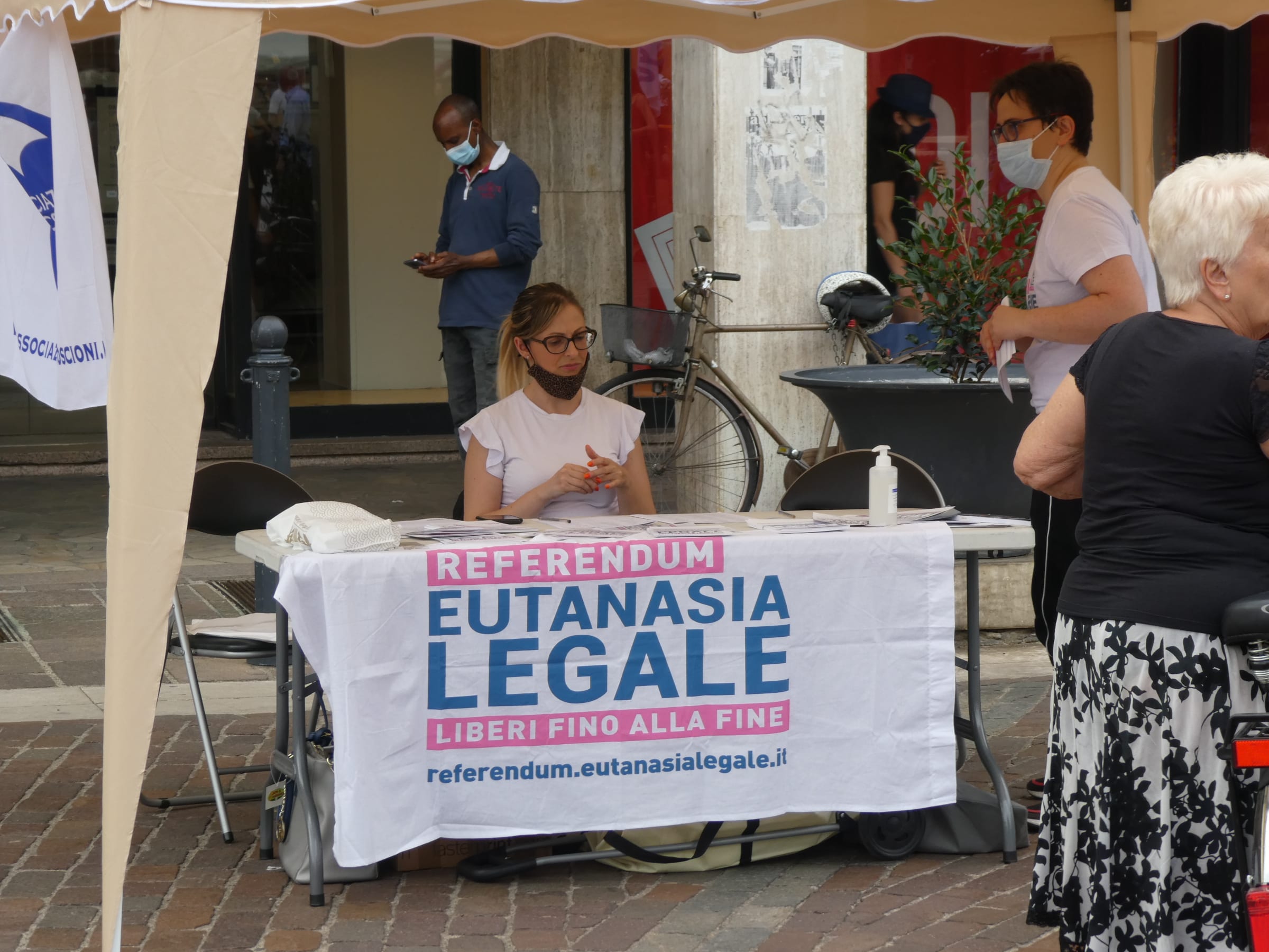 Raccolta firme referendum Eutanasia: firmatari anche da fuori Saronno