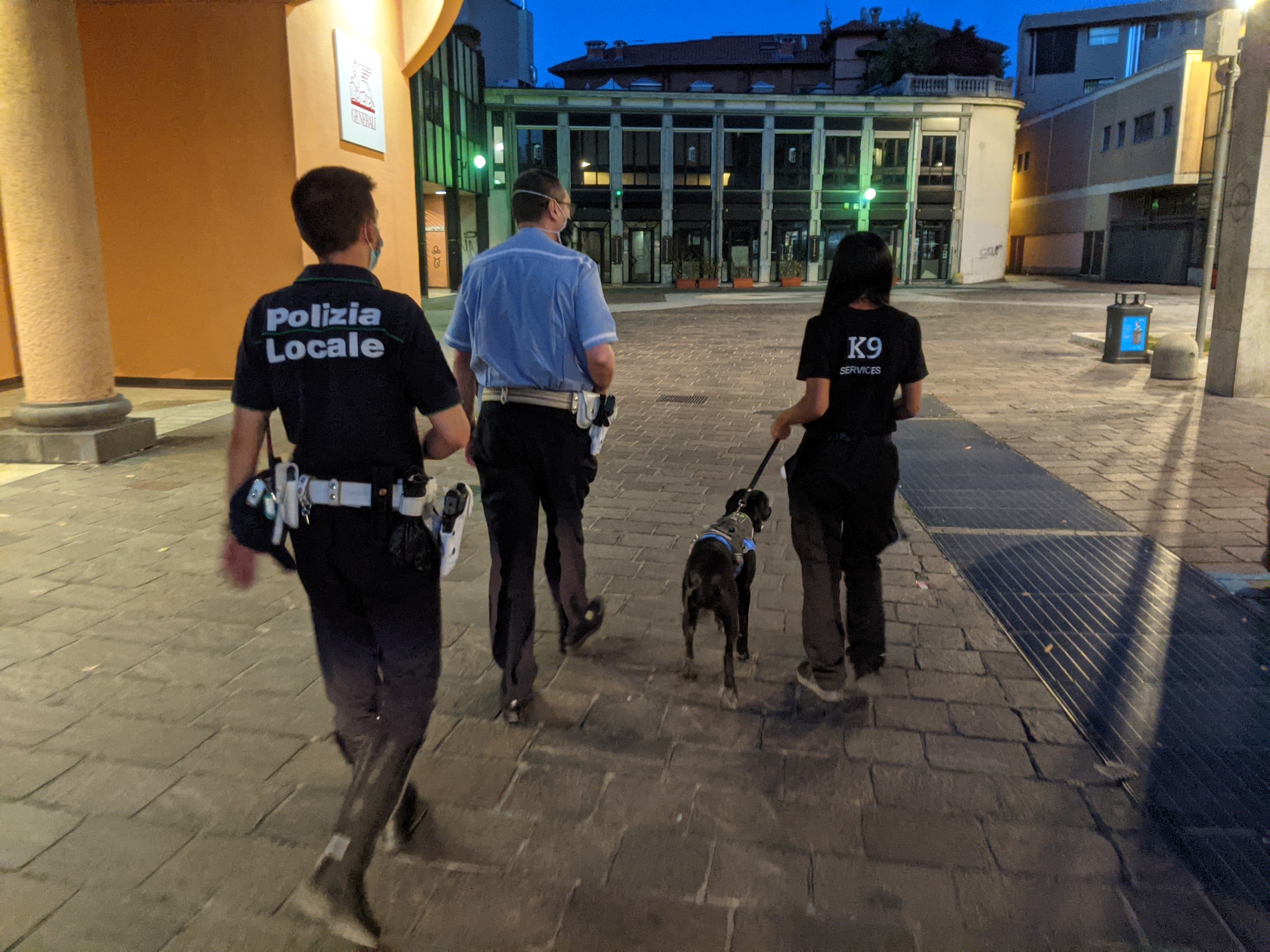 Sicurezza, controlli antidroga con il cane Shaine in piazza De Gasperi