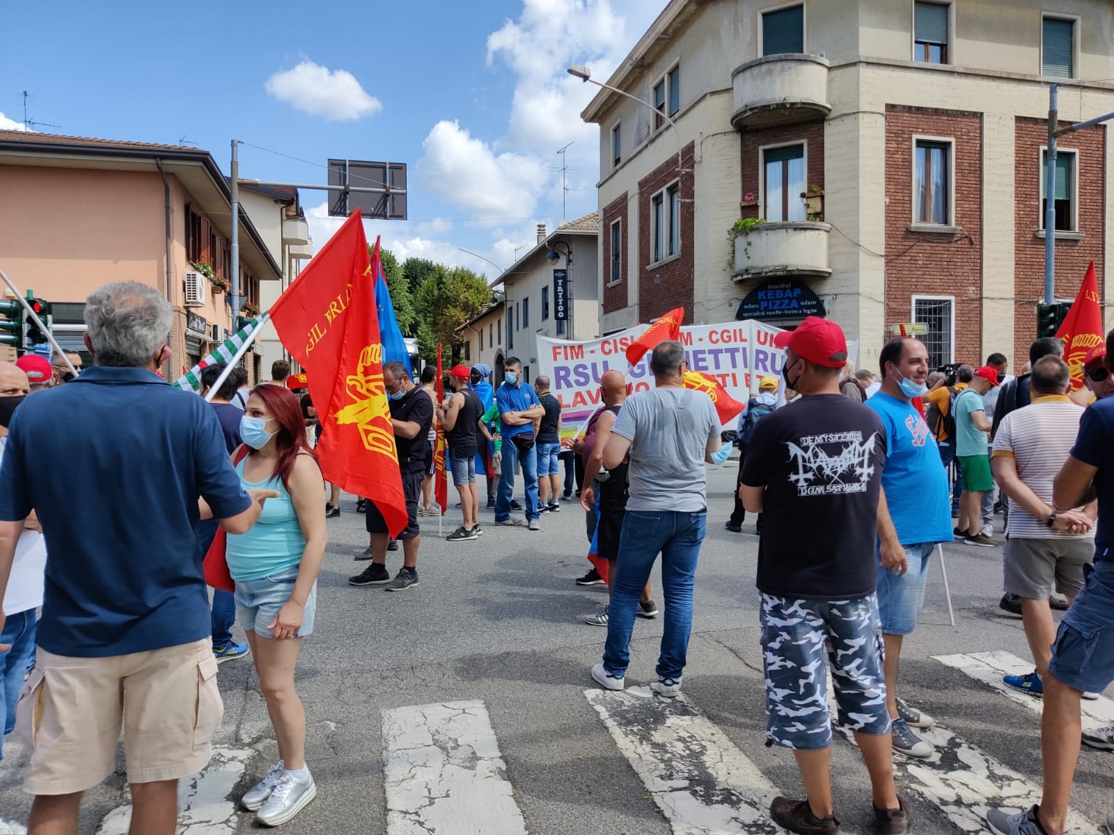 Chiusura Gianetti: i lavoratori bloccano la Saronno-Monza a Solaro