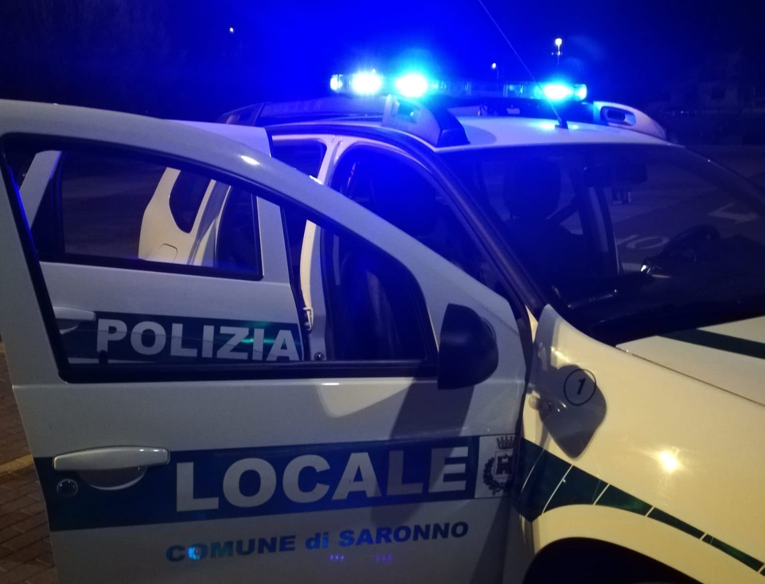 Saronno, auto perde gomma. Traffico in tilt in via Parma