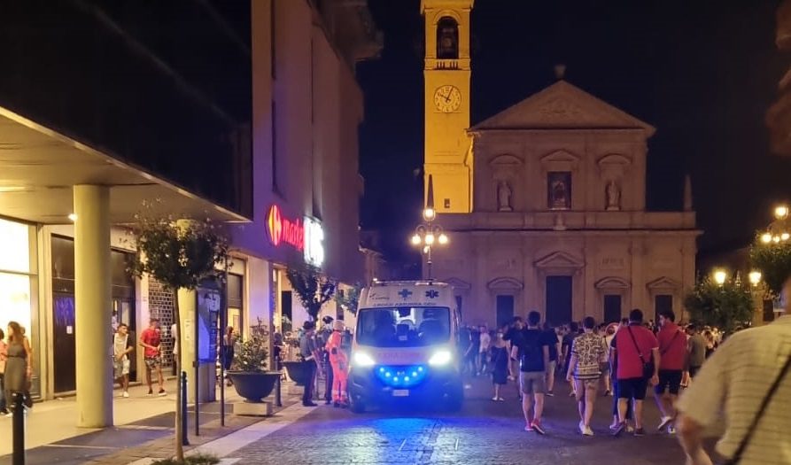 Troppo alcol in piazza Libertà a Saronno, arriva l’ambulanza