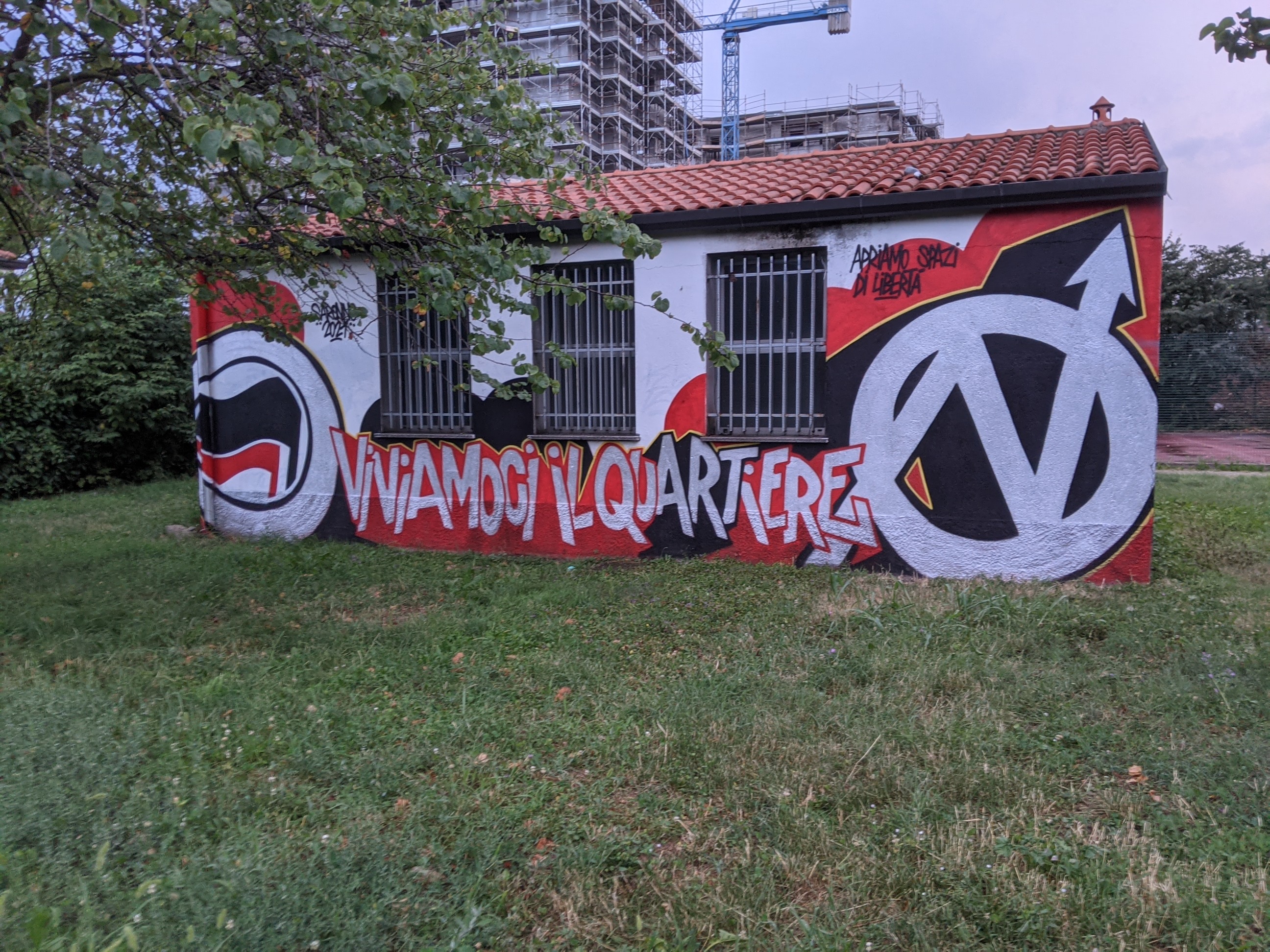 Saronno, graffiti anarchici sulla “casetta” del campo da basket del Matteotti