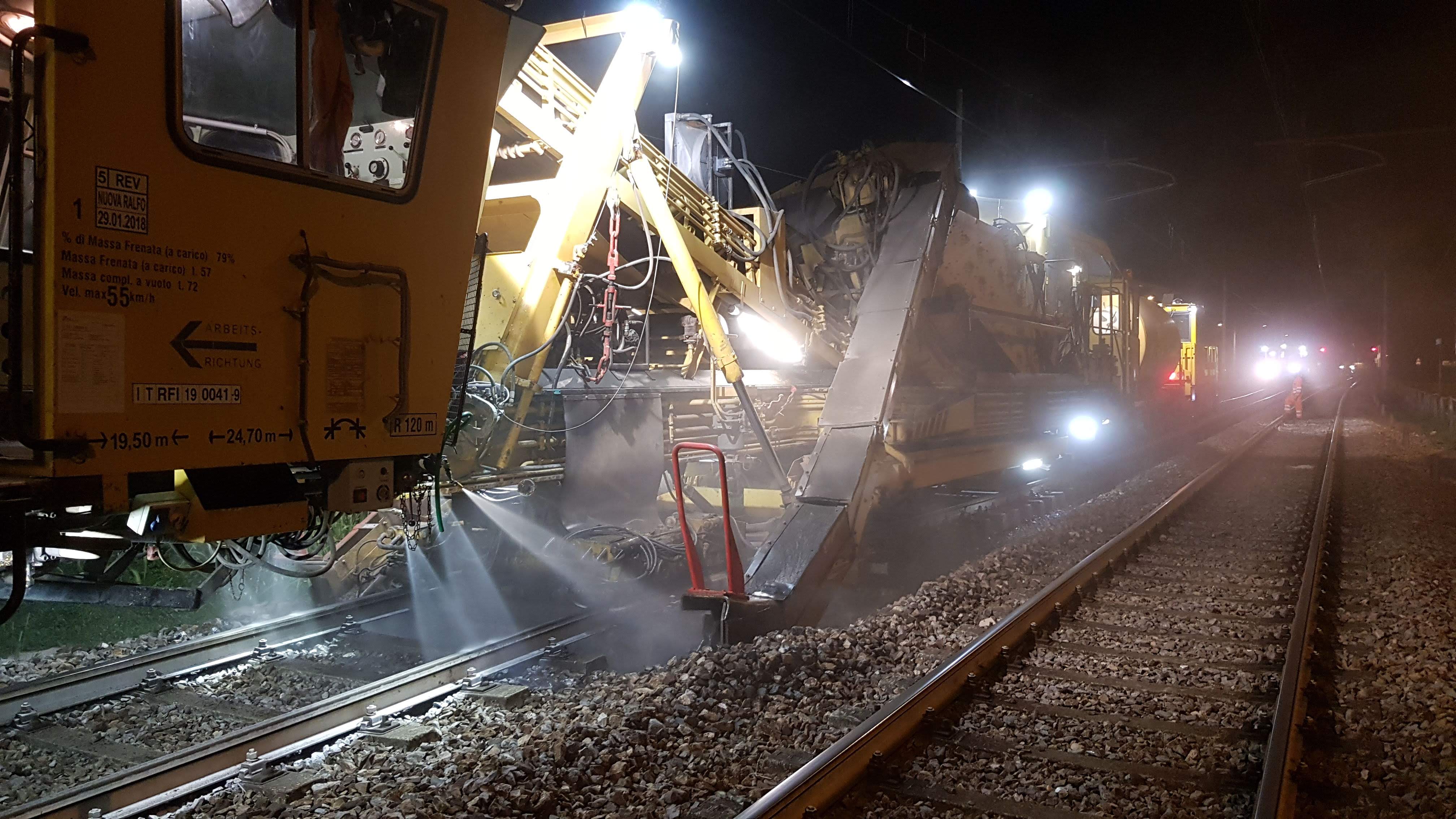 Enorme macchinario sui binari: si rifà la ferrovia Saronno-Como